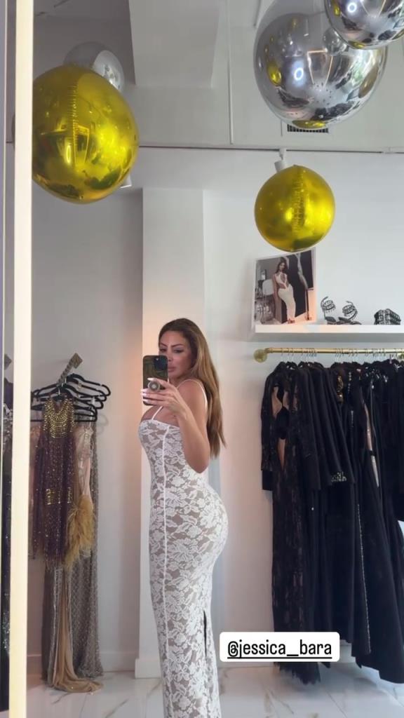 徐娘半老！皮蓬前妻穿吊帶裙自拍，這身材也太炸裂了！