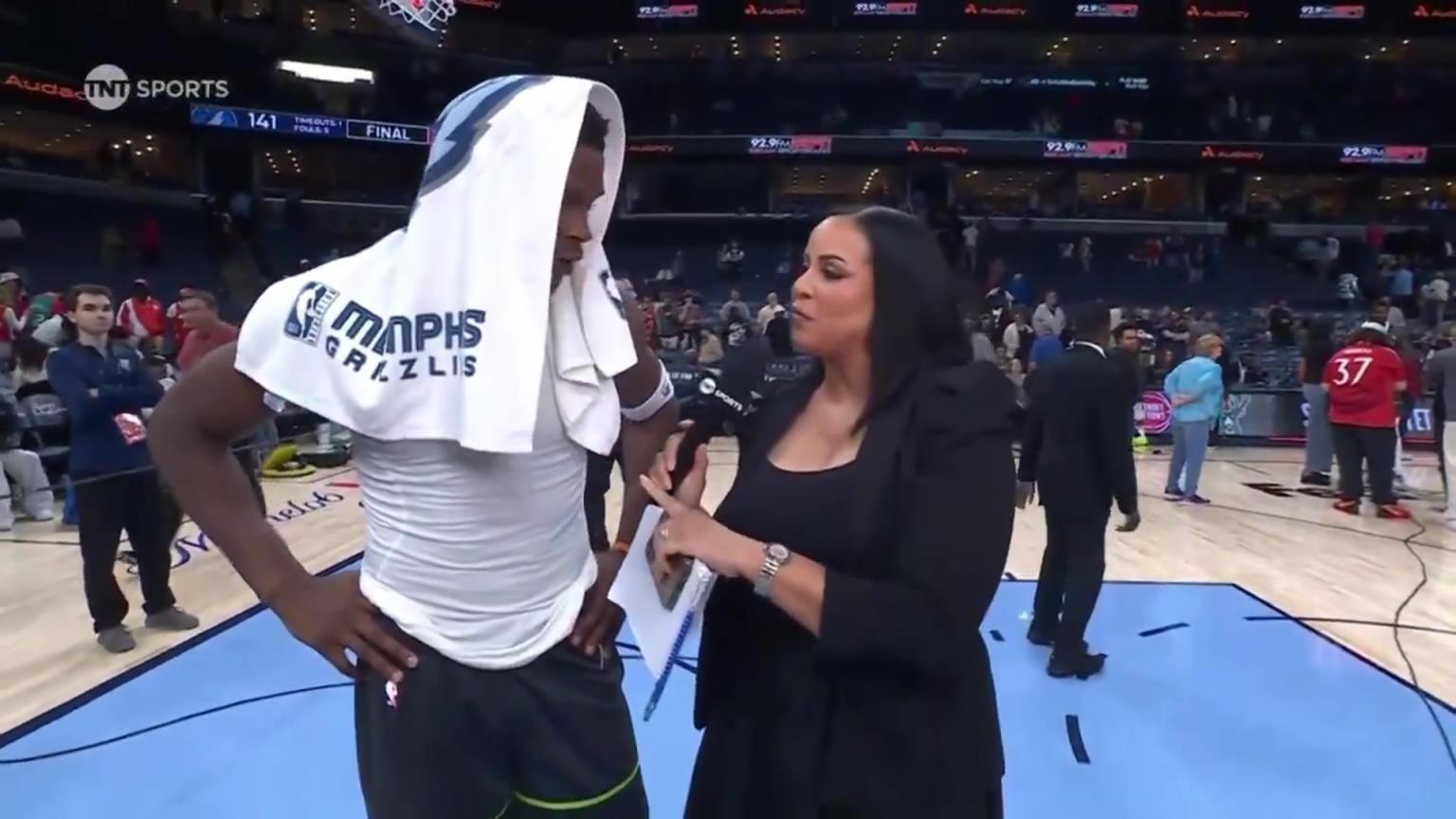 華子賽后接受一位豐滿女記者的采訪！