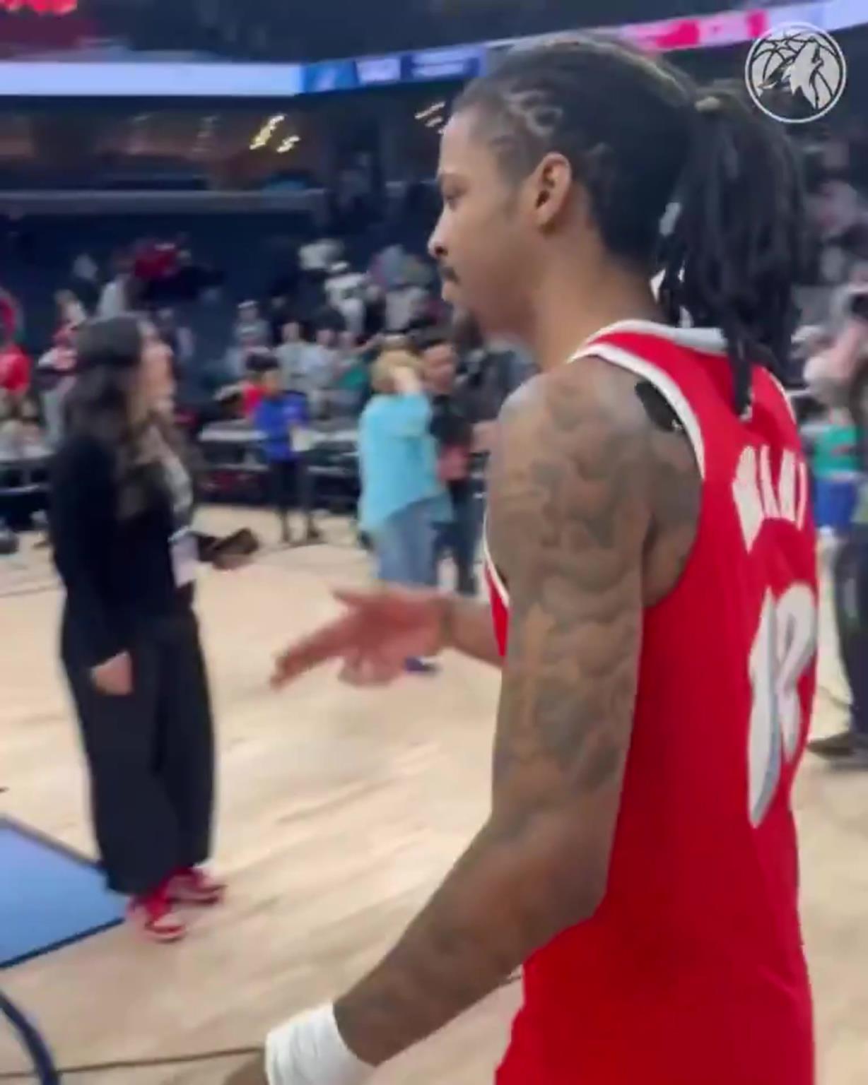 笑死！莫蘭特賽后與華子握手，竟然也是比出“手槍”的手勢(shì)