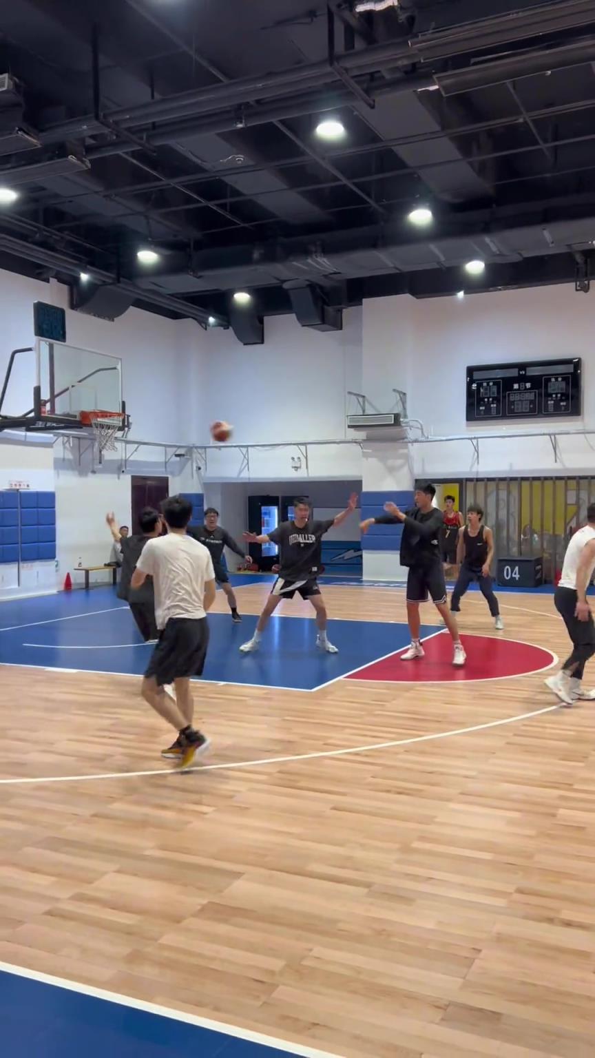 對(duì)手回家后：老婆，我今天在野球場(chǎng)匹配到巔峰馬刺隊(duì)了！