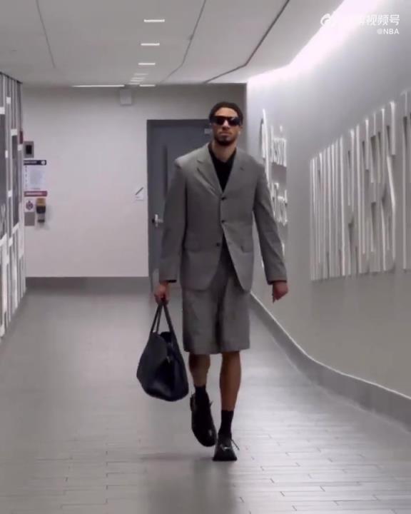 時(shí)尚潮男！哈利今日一身灰西裝短褲墨鏡搭配入場(chǎng) 腿真細(xì)！