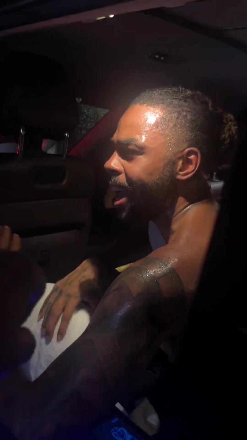 太熱情了！拉塞爾中國行坐車離開球迷們被團(tuán)團(tuán)圍住