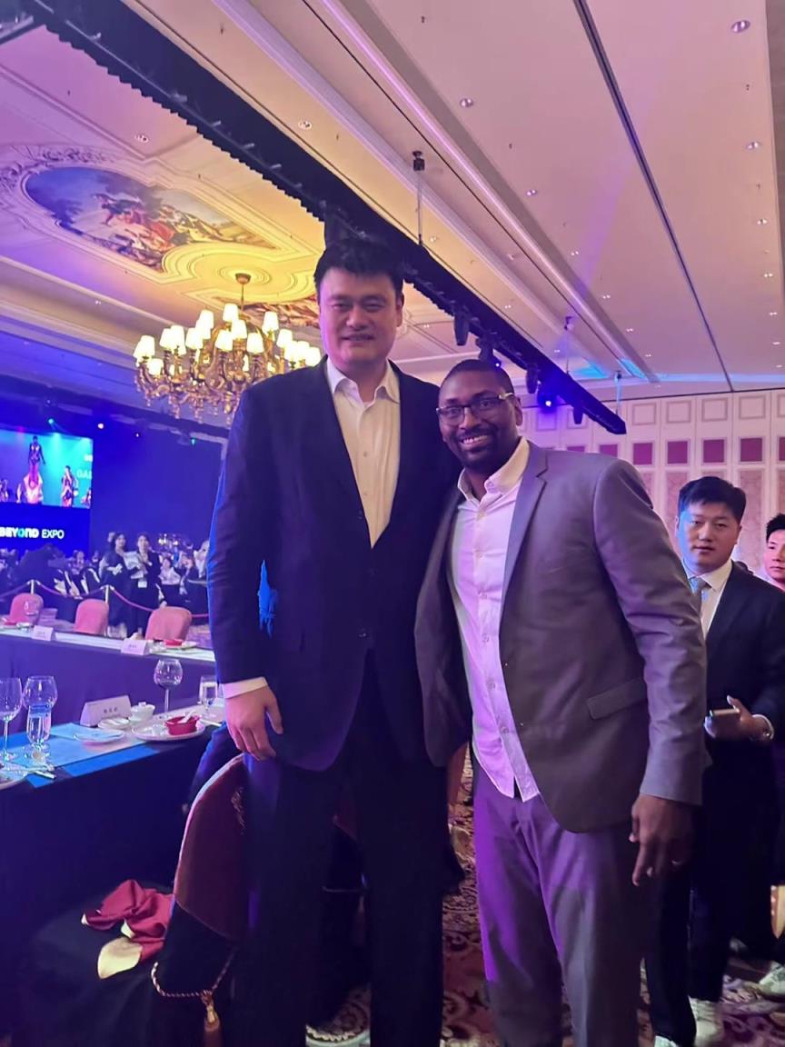 阿泰斯特曬與姚明合照：這是我最喜歡的隊(duì)友 姚??！