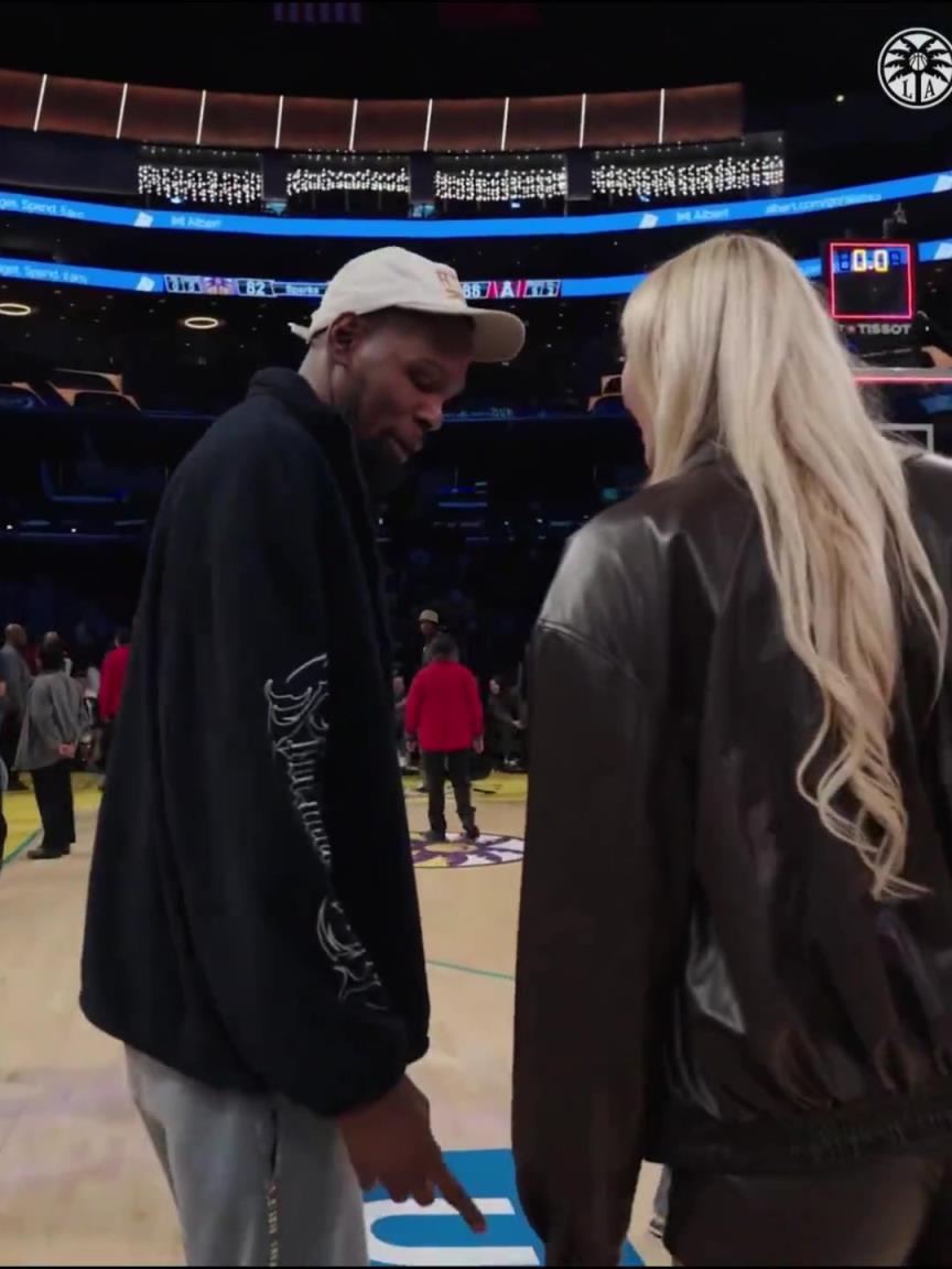 小帥這氣質(zhì)！杜蘭特與庫里教妹布林克擁抱，眼睛好像一直偷瞟布林克大長腿