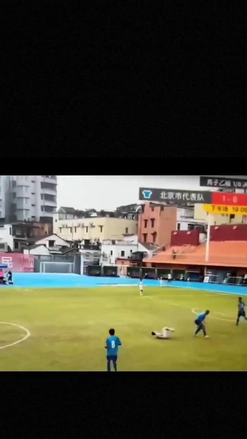 太可怕了！全運(yùn)會驚現(xiàn)殺人足球，球員將對手直接踢骨折