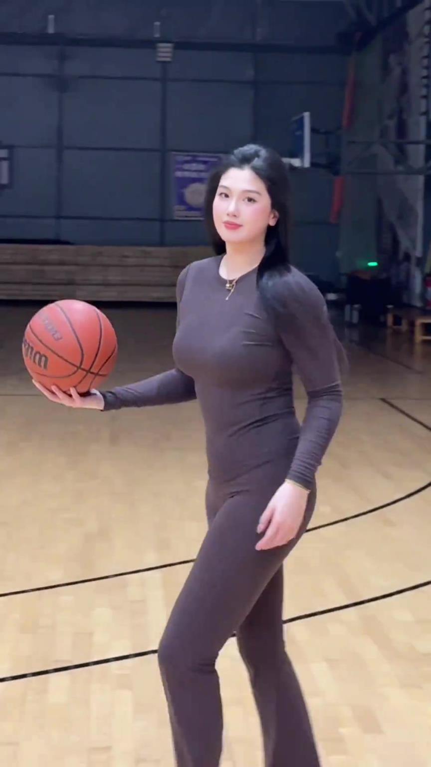 低配版卡戴珊！野球場(chǎng)肘姐這身材，懂的吧友都懂！