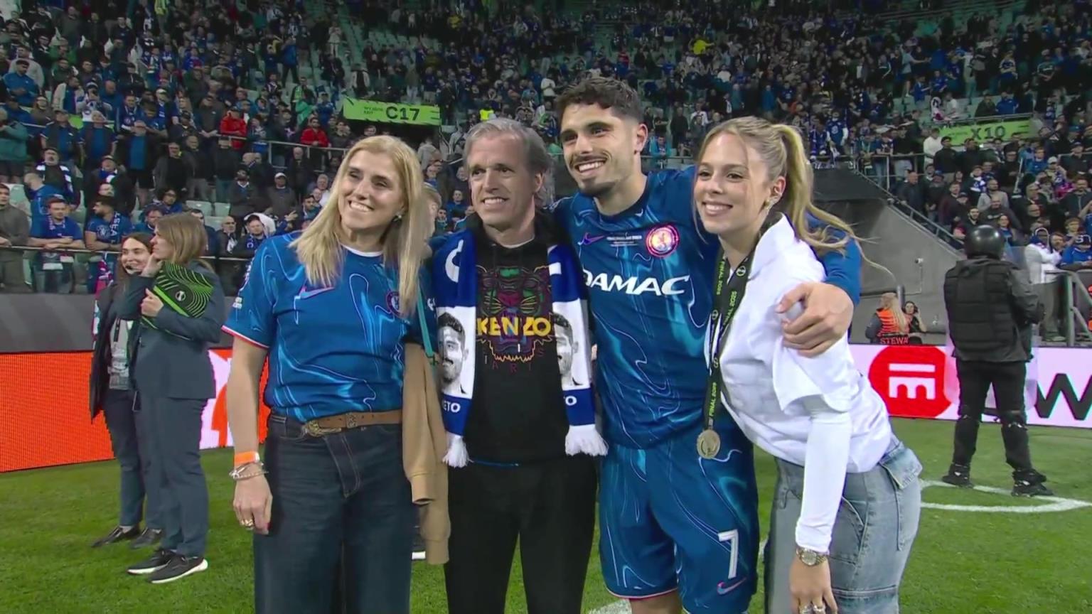 內(nèi)托好福氣！奪冠后高顏值女友來合照，身材相當(dāng)哇塞！