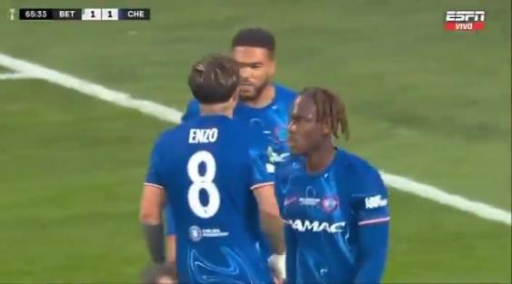 繼續(xù)干！恩佐進(jìn)球后給了詹姆斯一巴掌，兩人頂頭互相打氣