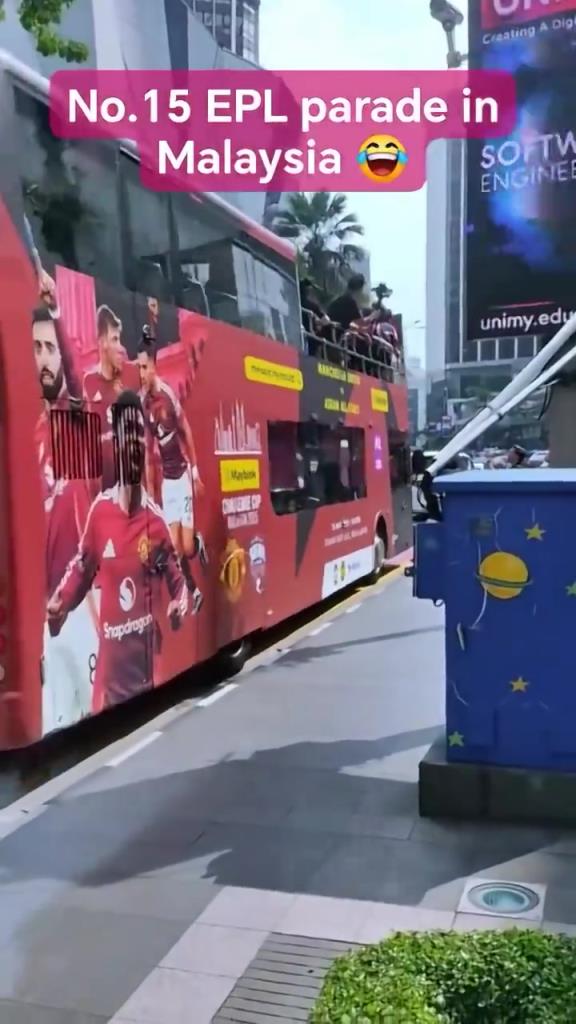 游街示眾？曼聯(lián)在馬來西亞街頭大巴游行，球迷笑噴