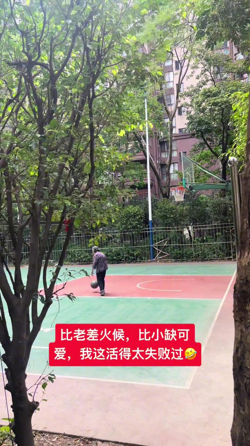 這阿婆單手一投一個(gè)準(zhǔn)，姜還是老的辣