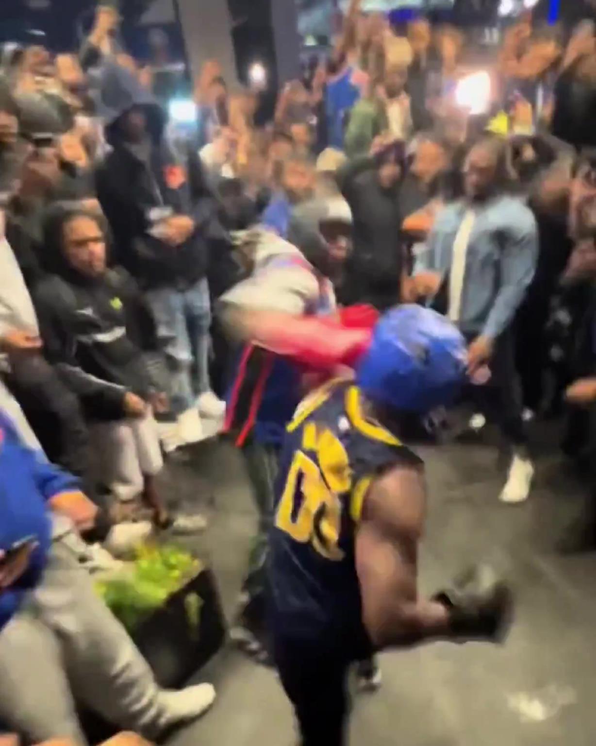 這不比場(chǎng)上好看？尼克斯&步行者球迷賽后直接1v1拳擊