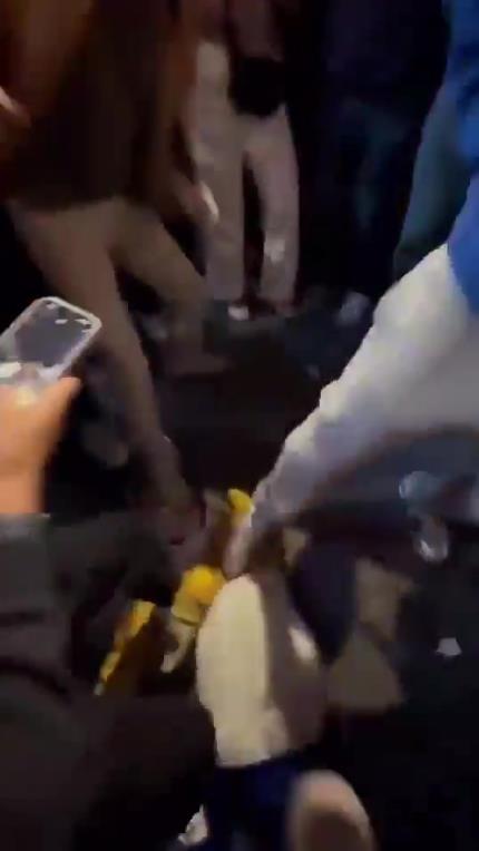 驚！尼克斯大勝步行者后，哈利伯頓遭主場(chǎng)球迷群毆