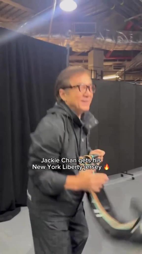 肌肉記憶！成龍這幾下空氣運球像是進了家具城