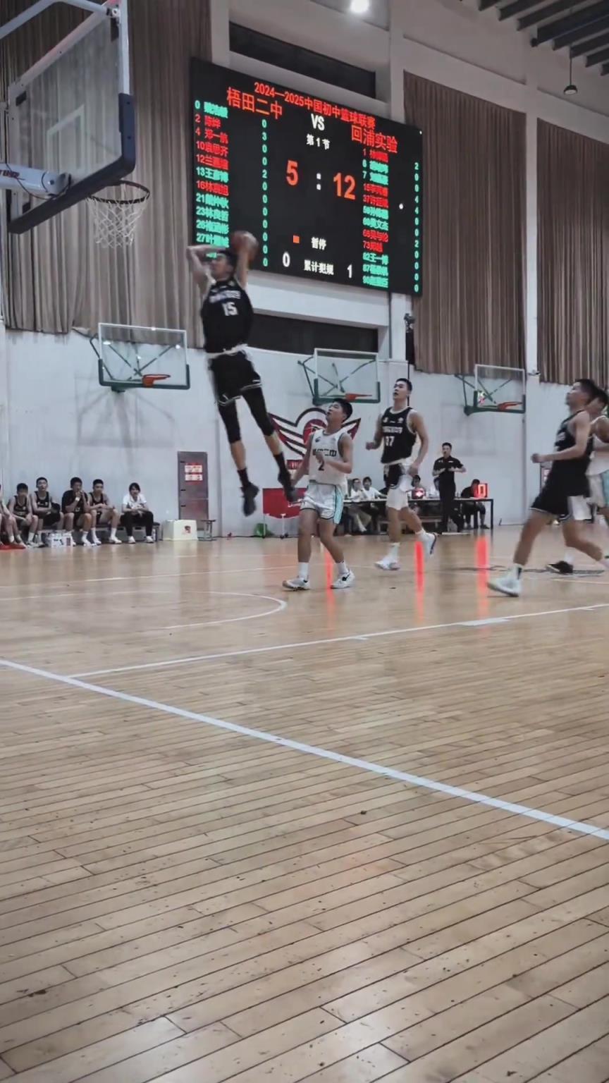 起來就扣??！現在的初中生都這么打球的嗎