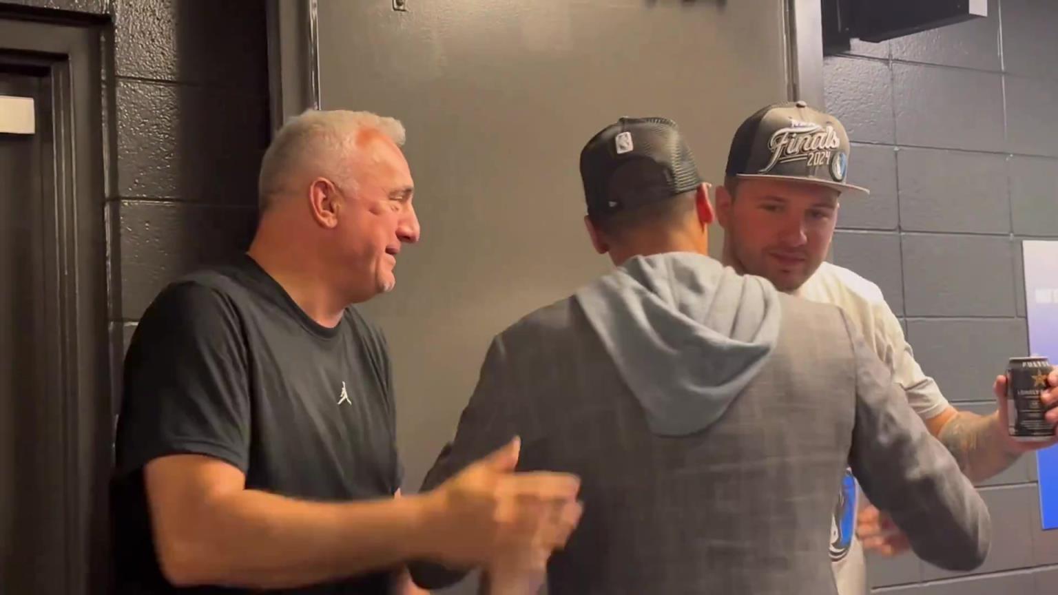 去年的今天，東契奇率隊殺入總決賽，賽后喝啤酒被芬利沒收