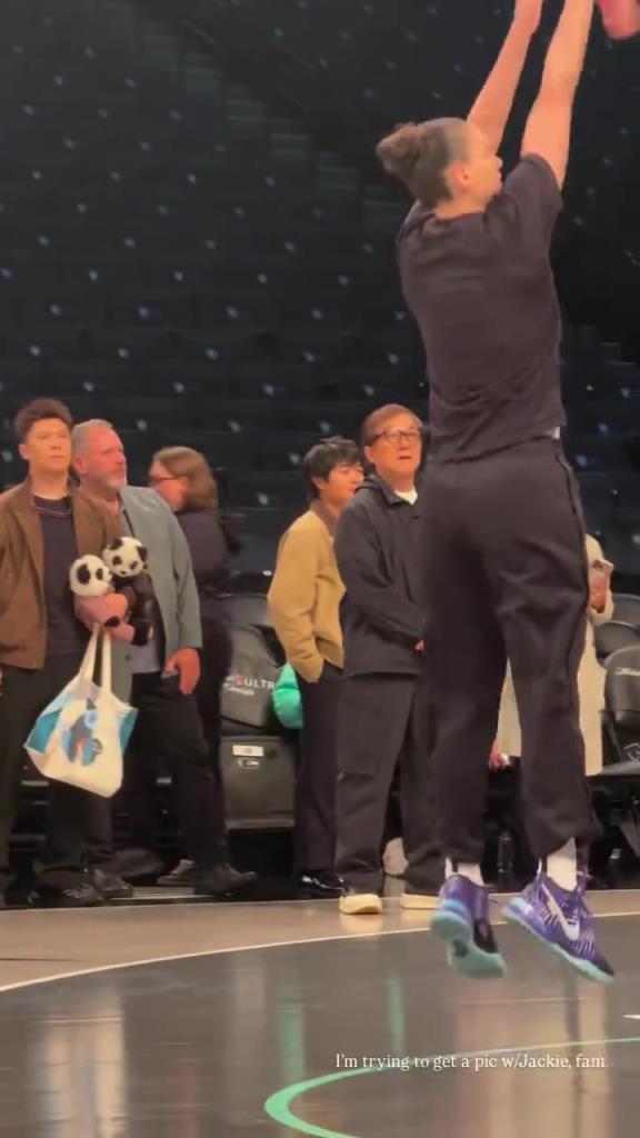 71歲成龍現(xiàn)身巴克萊中心看女籃比賽：她們投籃怎么那么準(zhǔn)?。?！