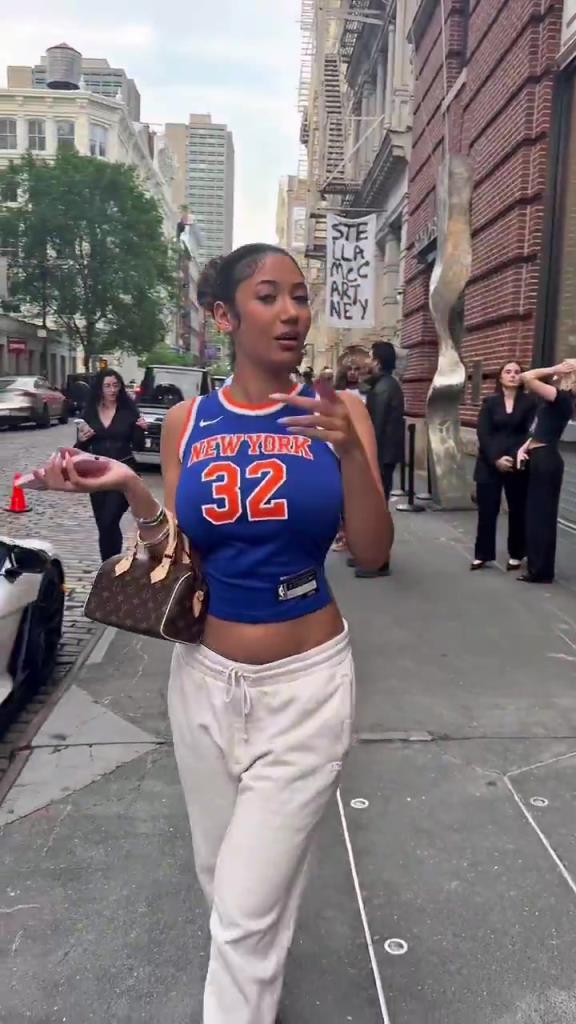 哇塞！一豐滿尼克斯女球迷身穿唐斯球衣，真是太吸引眼球了