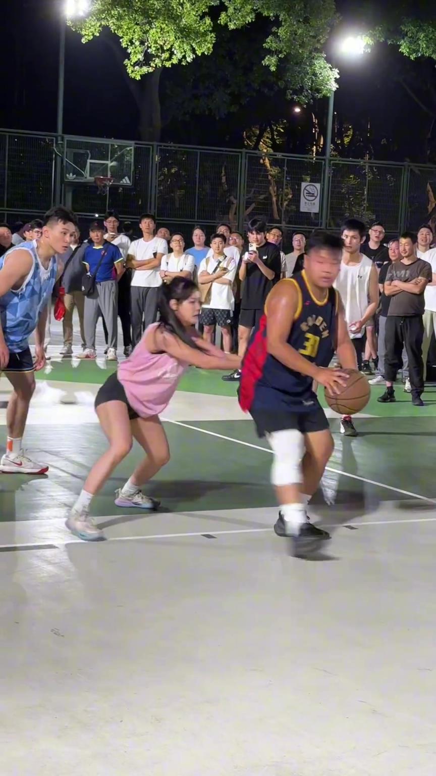 這哥們看見防自己的是女生，一個(gè)勁背打，球也不傳了