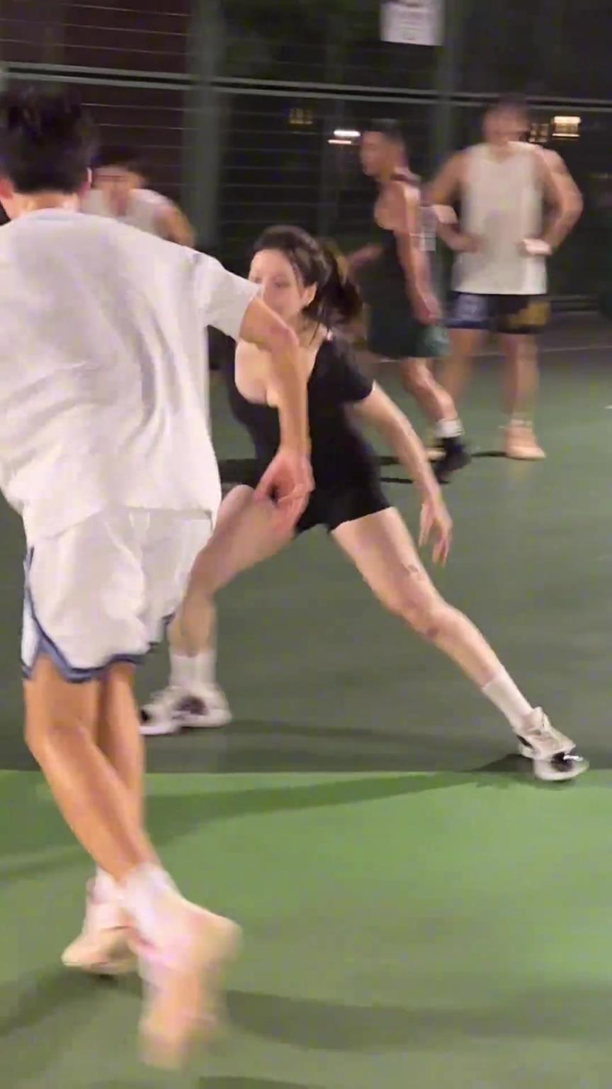 小姐姐防得真兇！瘦點(diǎn)的男生都拿她沒辦法